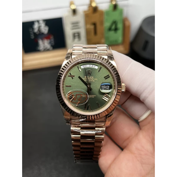 VS Factory (V2) Rolex Day-Date 40mm Rose Gold Olive Green Sunburst Roman Dial Fluted Bezel President Bracelet (228235) 1:1 Super Clone – DD3255 Movement