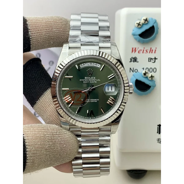 VS Factory (V2) Rolex Day-Date 40mm White Gold Olive Green Sunburst Roman Dial Fluted Bezel President Bracelet (228239) 1:1 Super Clone – DD3255 Movement