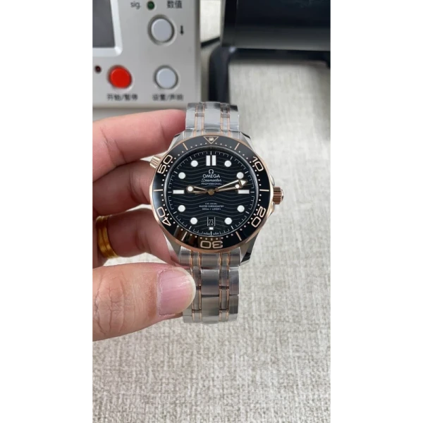 VS Factory Omega Seamaster Diver 300M 42mm Two-Tone 18K Sedna Gold Black Wave Dial (210.20.42.20.01.001) 1:1 Super Clone – DD8800 Movement